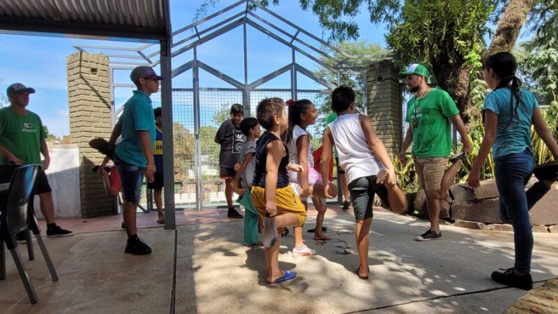 niños elongan una pierna siguiendo indicaciones de integrantes del equipo de Recreo de Verano
