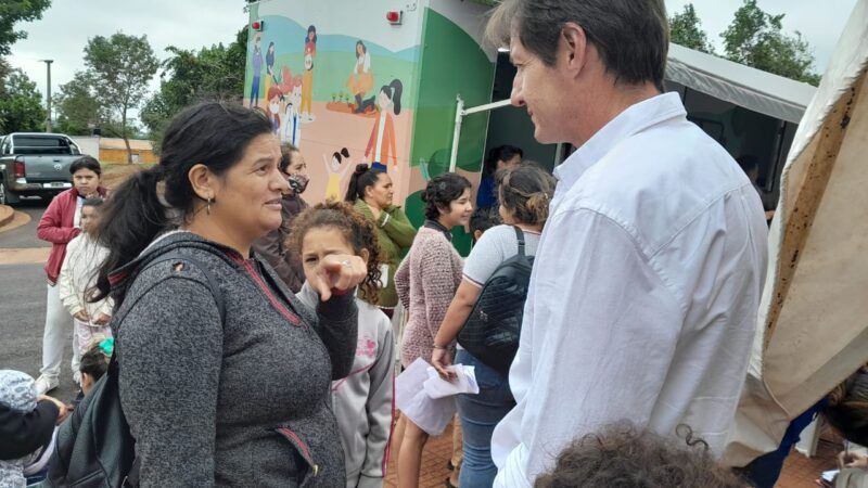 Héctor Decut charla con una vecina durante el operativo.