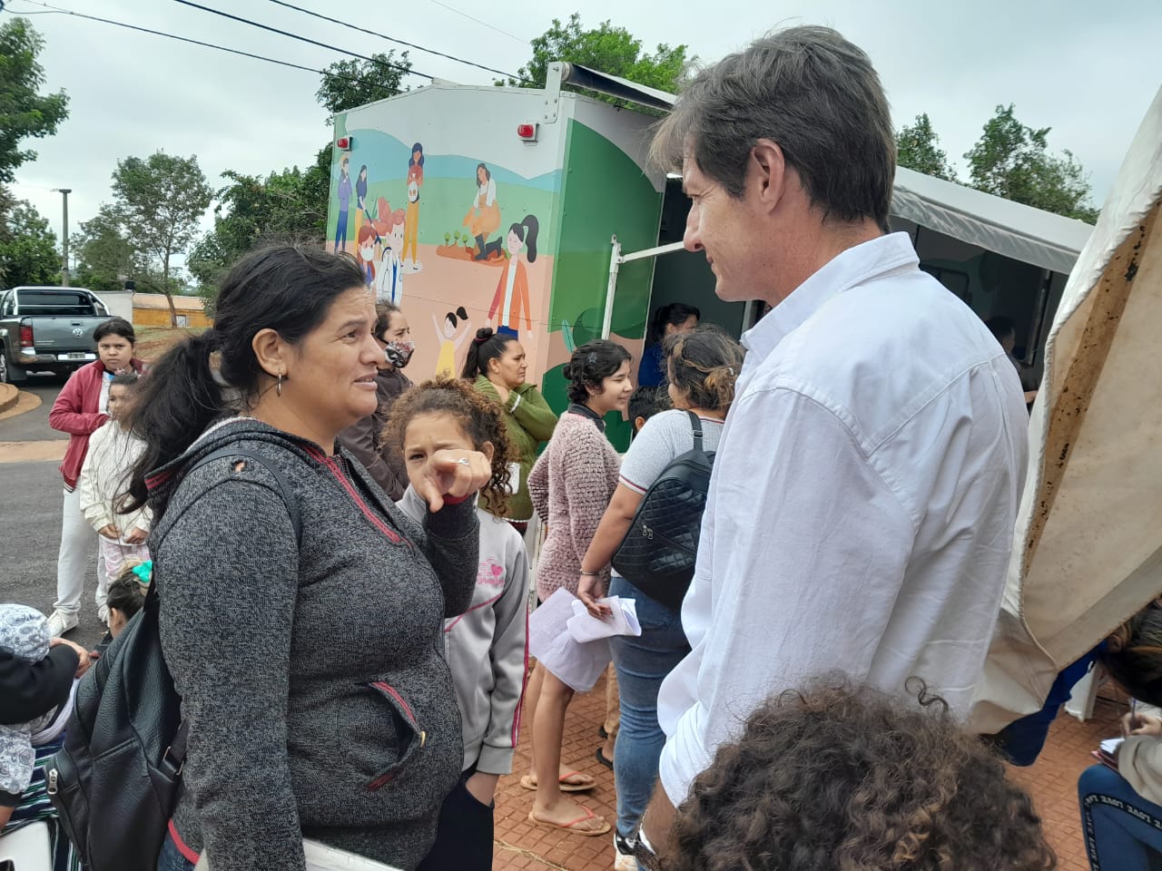 Héctor Decut charla con una vecina durante el operativo.