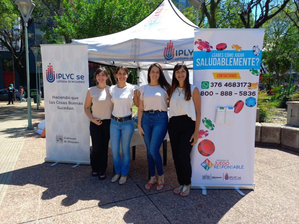 equipo de Juego Responsable en stand plaza 9 De Julio (foto archivo)