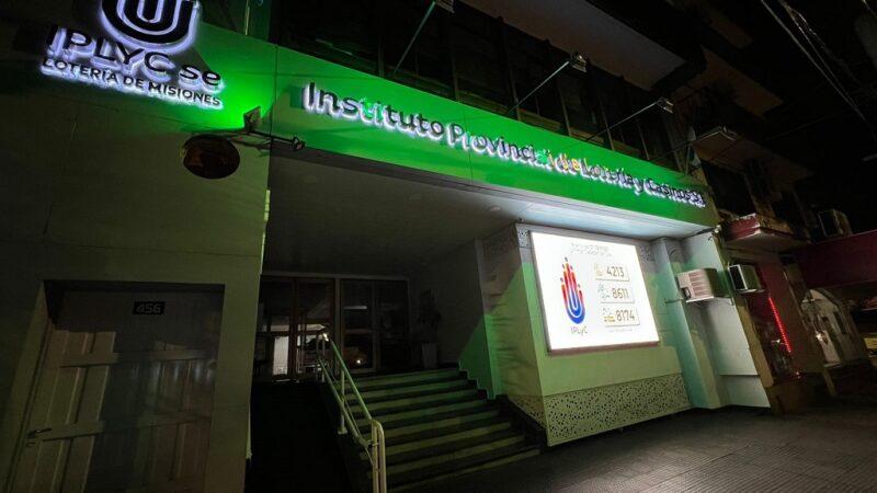 fachada (nocturna) del IPLyC S.E. iluminada de verde