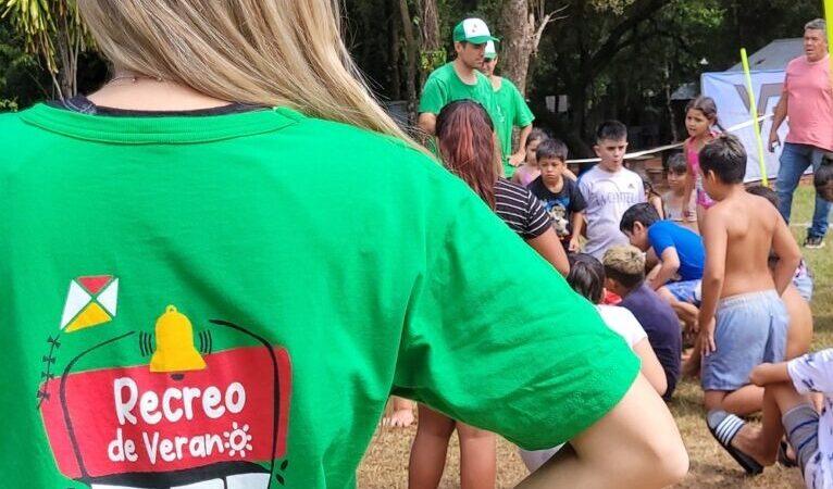 primer plano de espalda de coordinadora que observa a los niños, que muestra remera con logo del programa