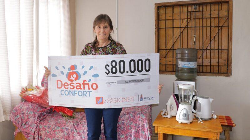 Elvira Azucena Nacke muestra su cheque y premios sonriente