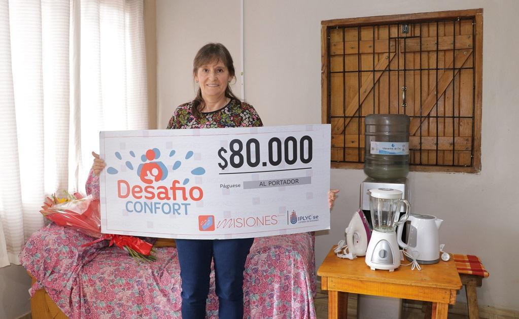 Elvira Azucena Nacke muestra su cheque y premios sonriente