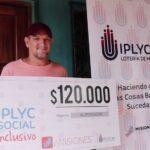 Luis Antolín Benítez sonríe mostrando su cheque