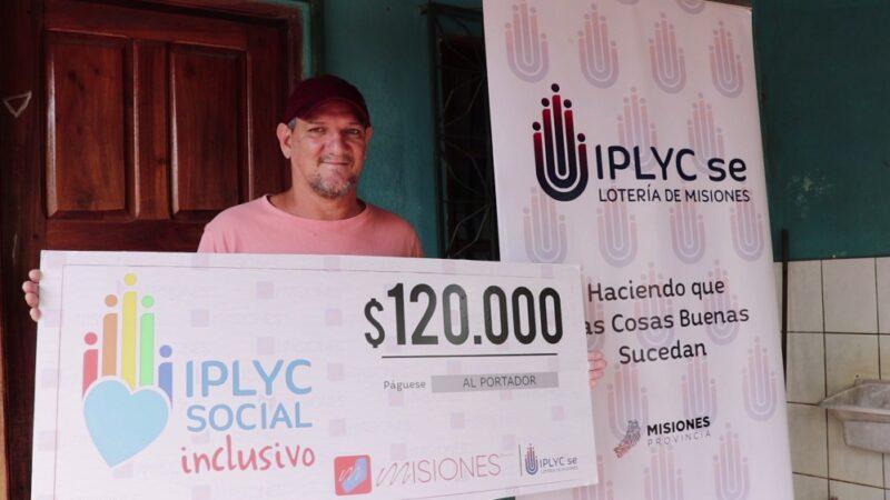 Luis Antolín Benítez sonríe mostrando su cheque