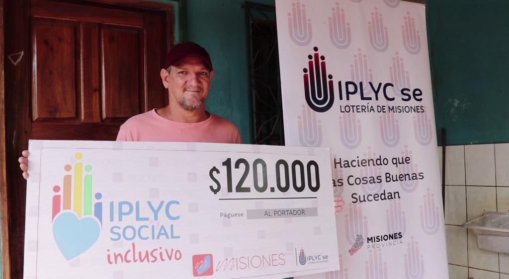 Luis Antolín Benítez sonríe mostrando su cheque