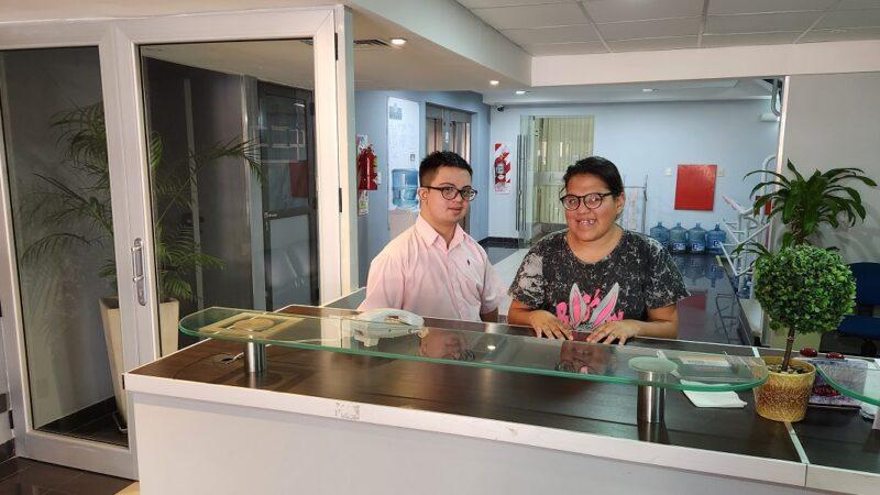 Marcos y Micaela en Mesa de Entradas del IPLyC