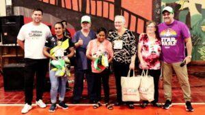 integrantes de IPLyc Social y grupo de abuelos con sus absequios