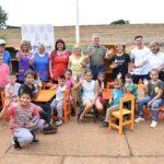 equipo de IPLyC Social, docentes y niños con su mobiliario nuevo