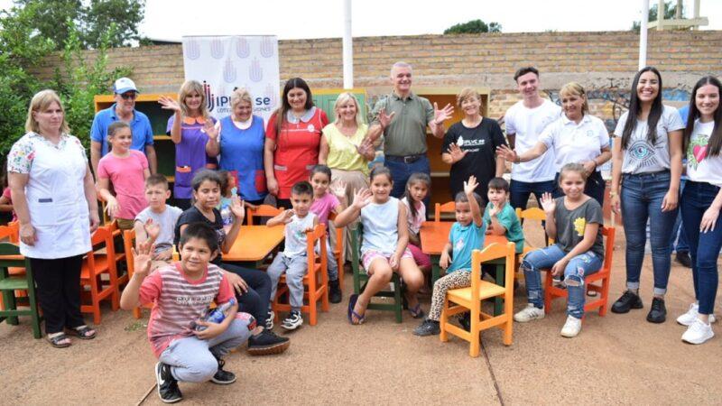 equipo de IPLyC Social, docentes y niños con su mobiliario nuevo