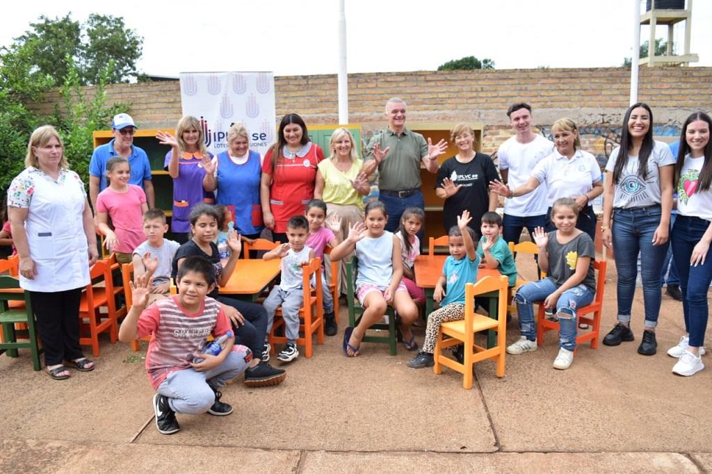 equipo de IPLyC Social, docentes y niños con su mobiliario nuevo