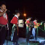 grupo folclórico de 5 integrantes vestidos de gauchos actúa sobre el escenario