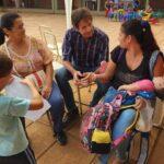 Decut charla con dos mamás con sus hijos en el patio de la escuela
