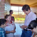Héctor Decut charla con varias vecinas