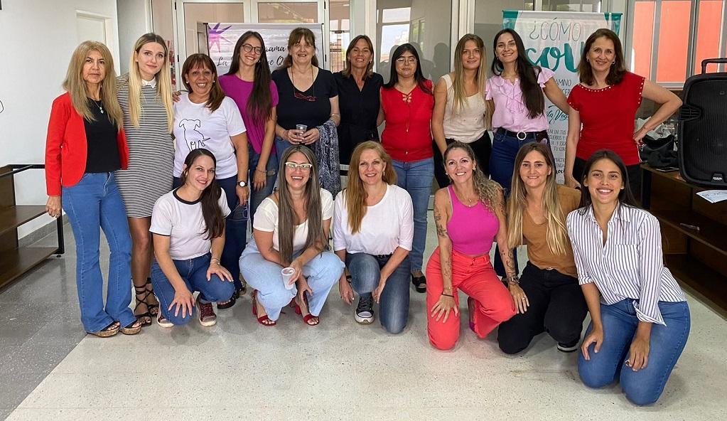 foto grupal del personal femenino del IPLyC que participó del encuentro