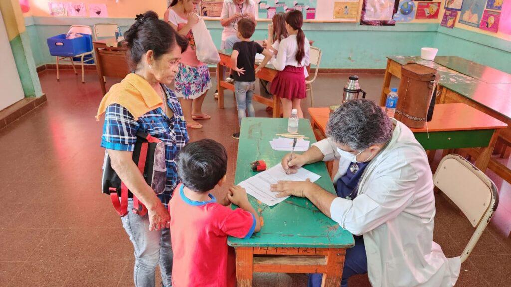 mamás con sus hijos son atendidos por personal de salud