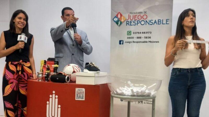 Locutor y dos de las responsables del programa realizan el sorteo.
