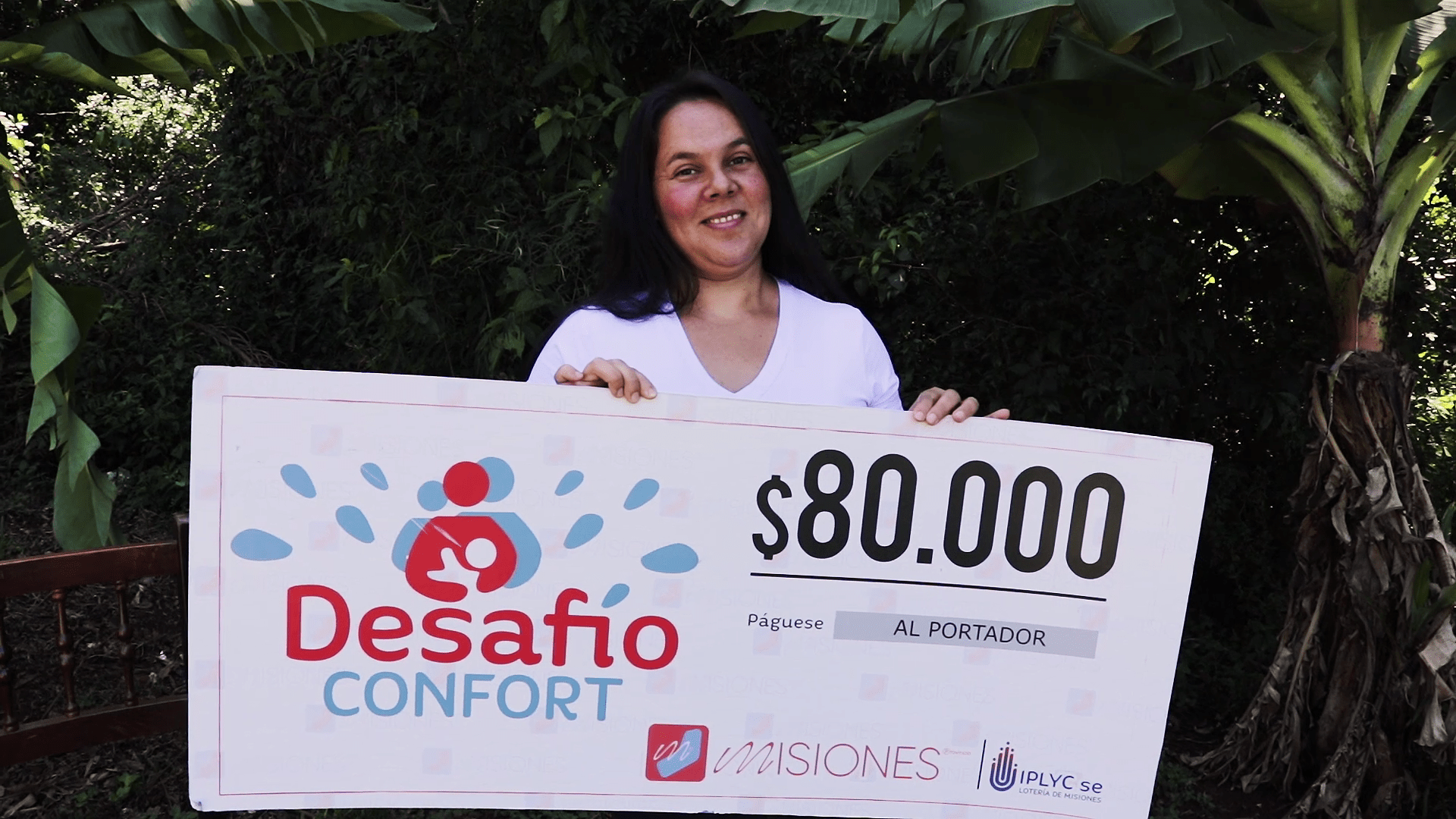 Yolanda Froelich, ganadora de Desafío Confort muestra sonriente su cheque.