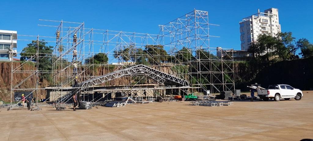 escenario en pleno armado en el sector de la cascada de la Costanera