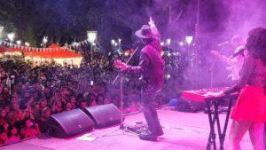 vista del público desde el escenario con Coti en pleno show