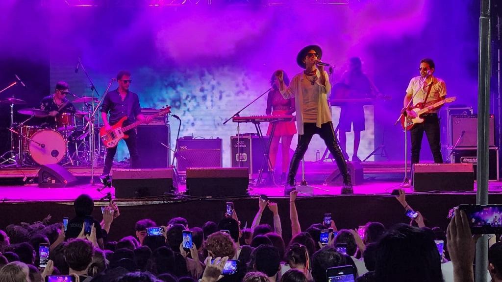 Coti y su banda en pleno show sobre el escenario