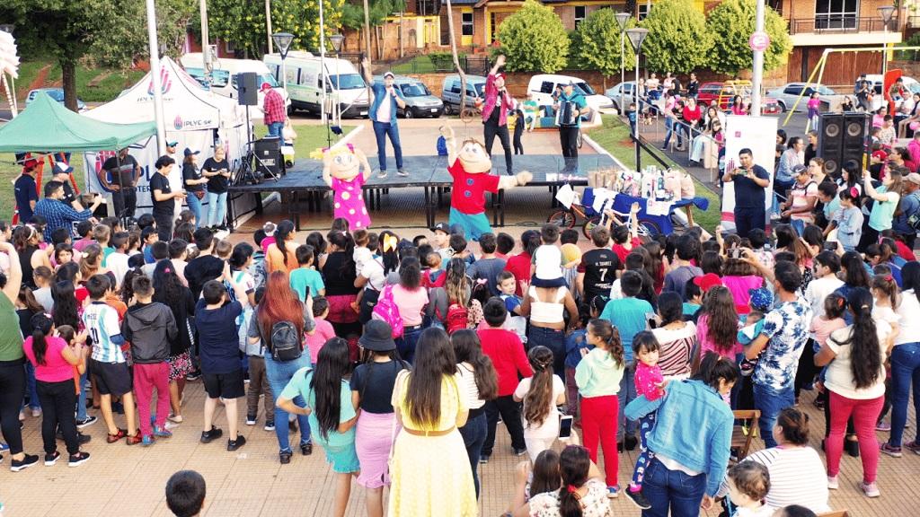 los personajes Mika y Nacho bailan y entretienen a los chicos frente al escenario.