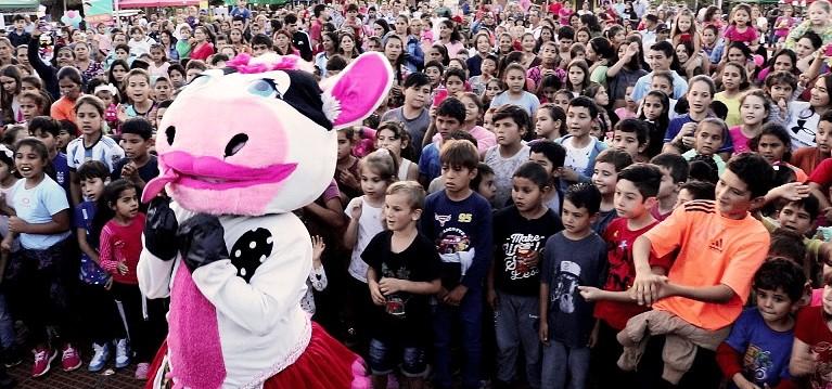 foto selfie de la vaca Lola con los niños