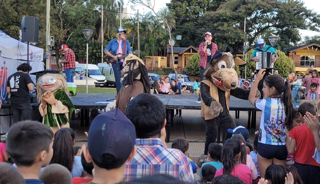 el Yasí Yateré, el Pombero y el Lobizón entretienen a los niños frente al escenario.