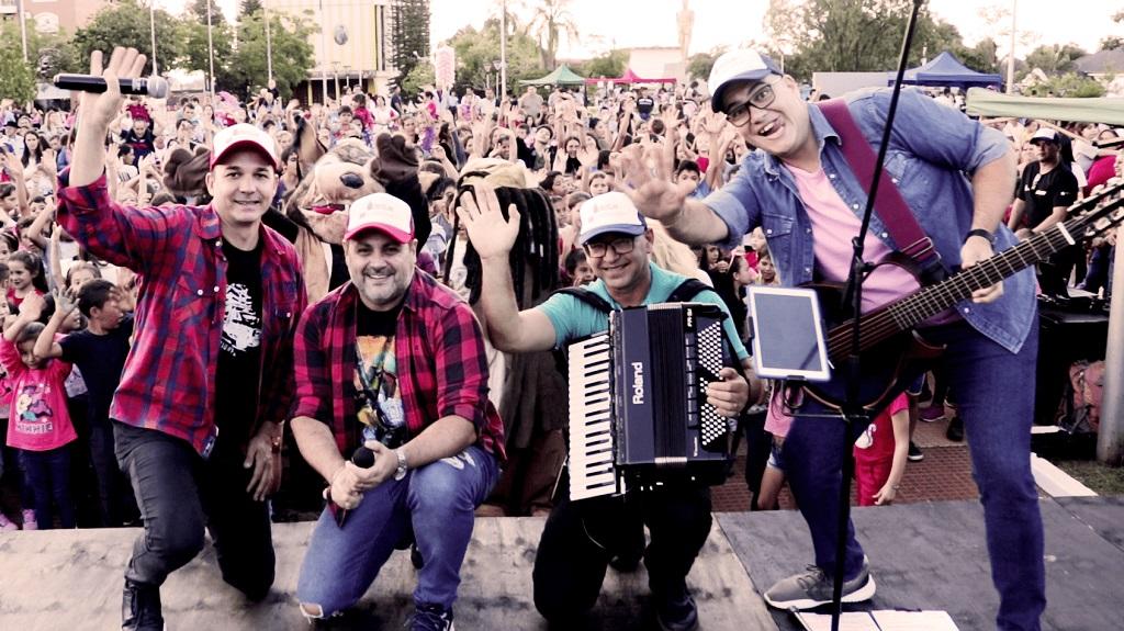 foto selfie: Marcelo Ledesma, la banda Suena Sanfona, los personajes mitológicos y los niños.