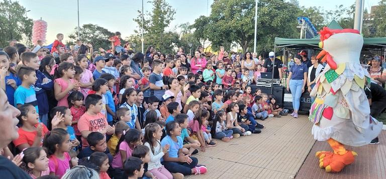 la gallina Turuleca frente a los niños