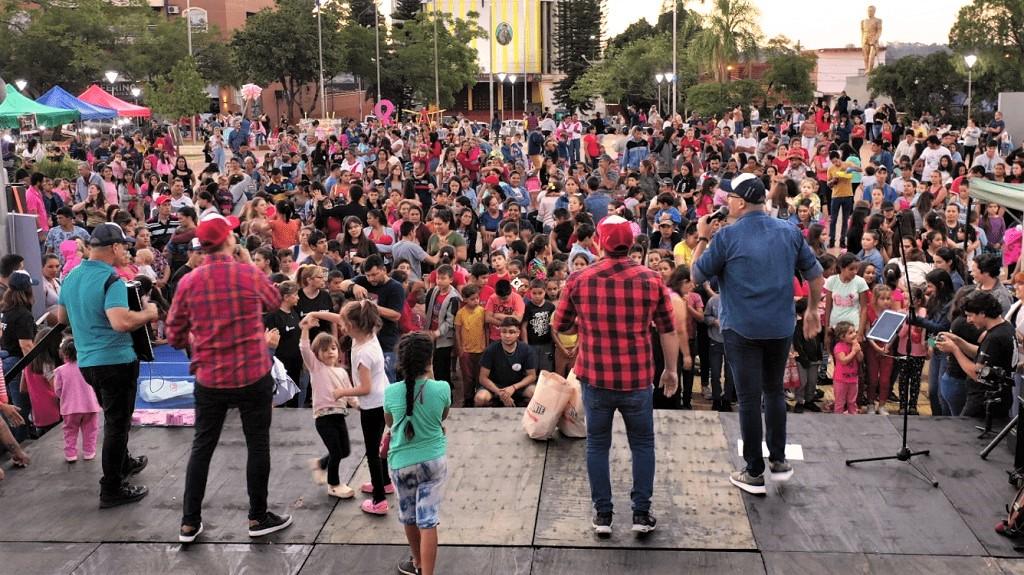 equipo de Gurises brindando su show en el escenario frente al púbico.