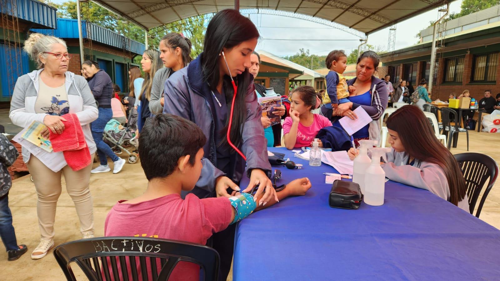 Personal de salud pública realiza control a vecinos que se acercaron con sus hijos.