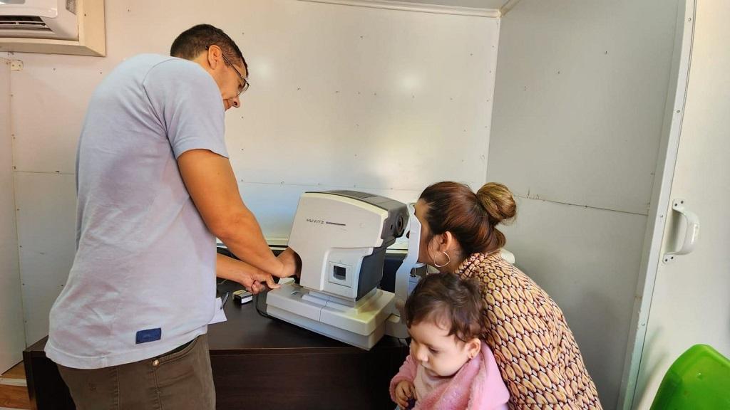 personal de salud realiza control oftalmológico a una vecina durante el operativo de IPLyC Social Presente.