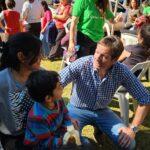Héctor Decut charla con un grupo de mamás con sus hijos.