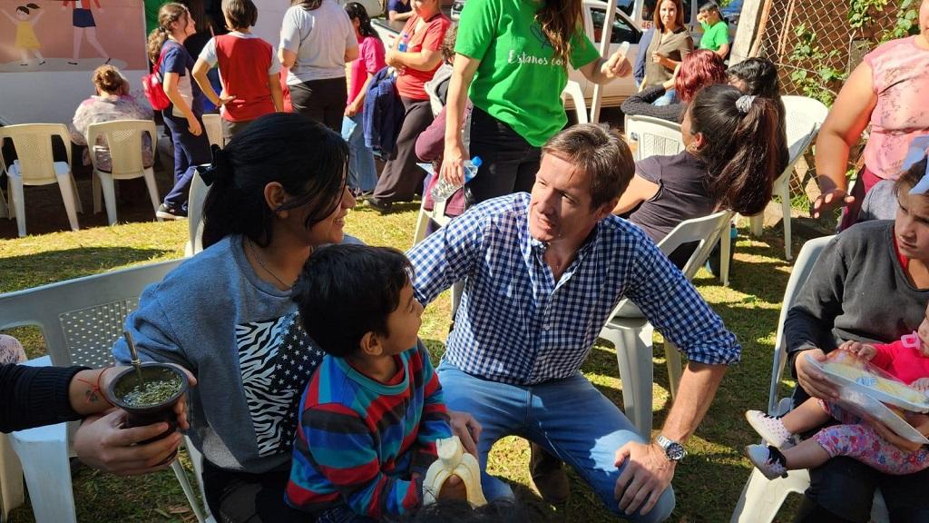 Héctor Decut charla con un grupo de mamás con sus hijos.