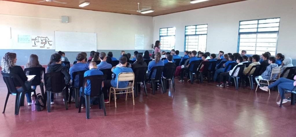 Alumnos de la EPET 8 durante la charla de Juego Responsable.