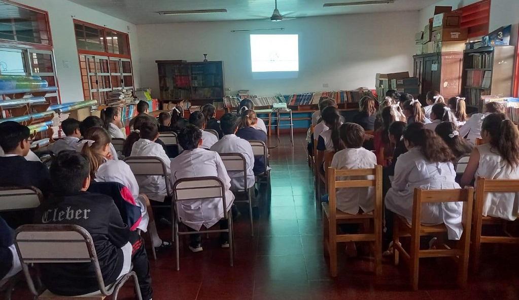 Alumnos de la Escuela Número 8 durante la charla de prevención.