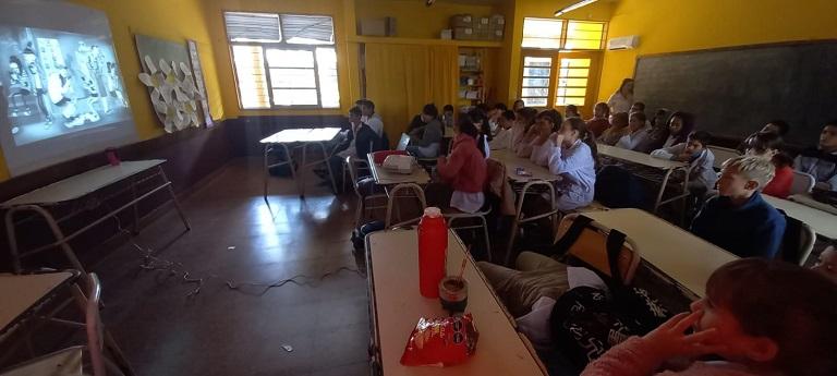 alumnos de la escuela 771 durante la charla en el aula