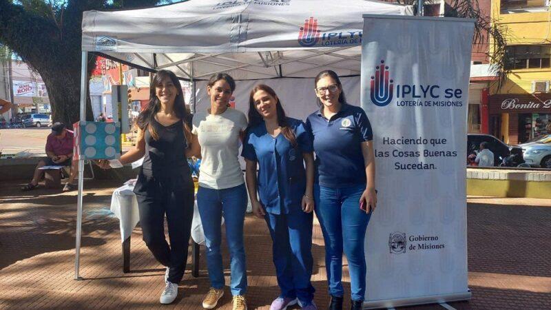 profesionales de juego responsable y de salud de Oberá frente al stand.