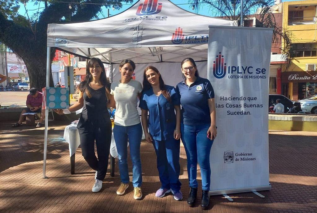 profesionales de juego responsable y de salud de Oberá frente al stand.