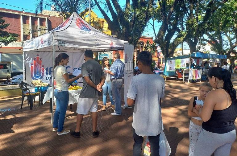 equipo de juego responsable reciben a visitantes de su stand en la plaza de Oberá.