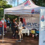 vecinos se acercan al stand de Juego Responsable.