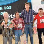 Héctor Decut junto a algunos participantes con sus obsequios de Mateando con los abuelos en Guaraní.