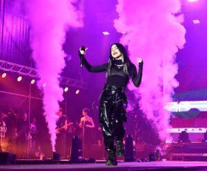 Nicki Nicole en pleno show con su banda y bailarines.
