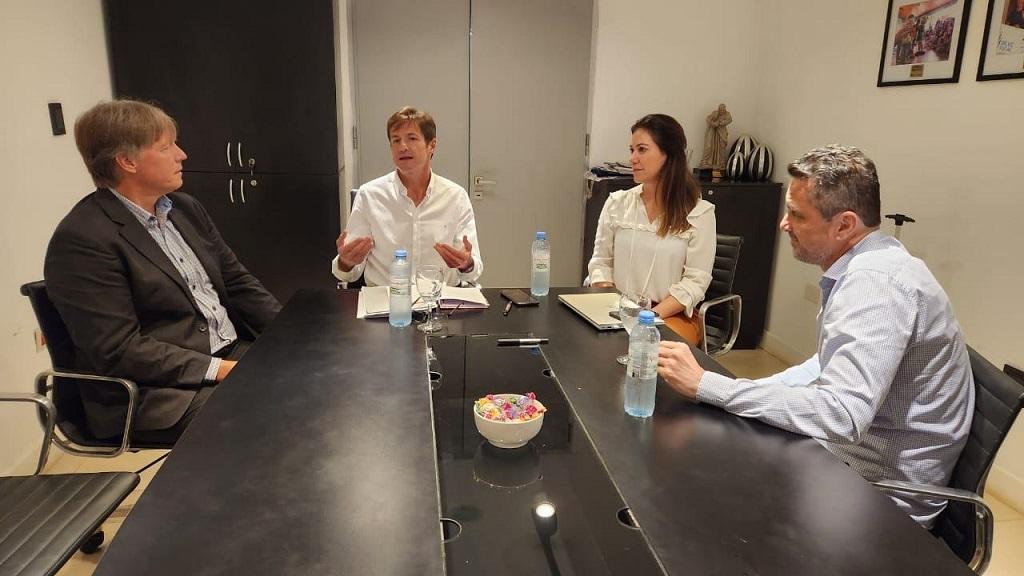 Héctor Decut charla con Leo Eskenazi, Angélica Tineo y Leandro Rosso, reunidos en su oficina.