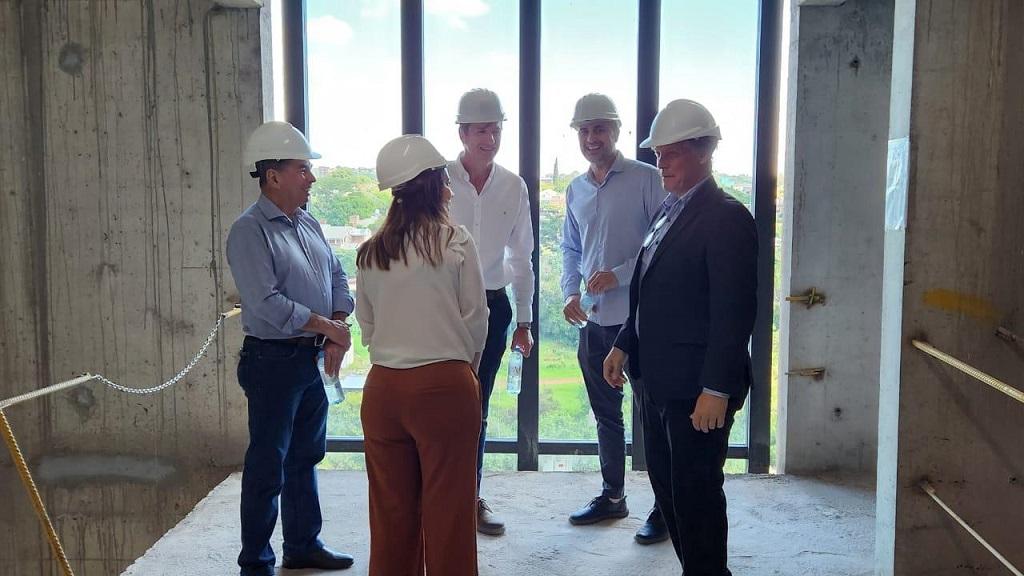 Angélica Tineo, Leandro Rosso, Leo Eskenazi, Leonardo Stelatto y Héctor Decut charlan mientras recorren la obra.