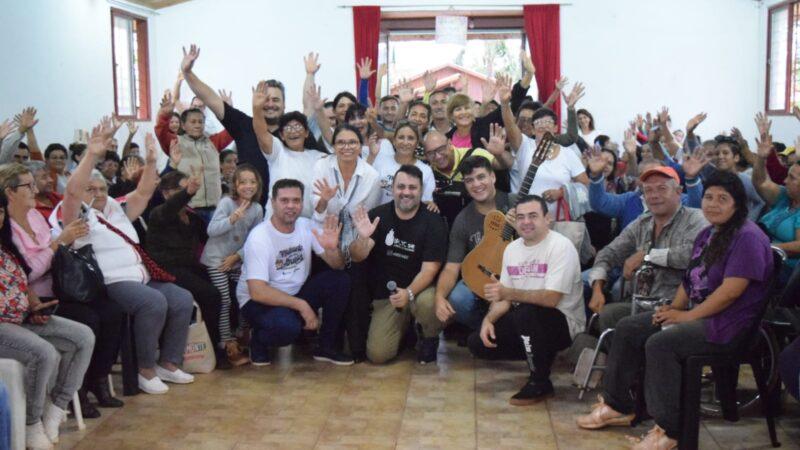 equipo de IPLyC Social mateando con los abuelos de Santa Ana.