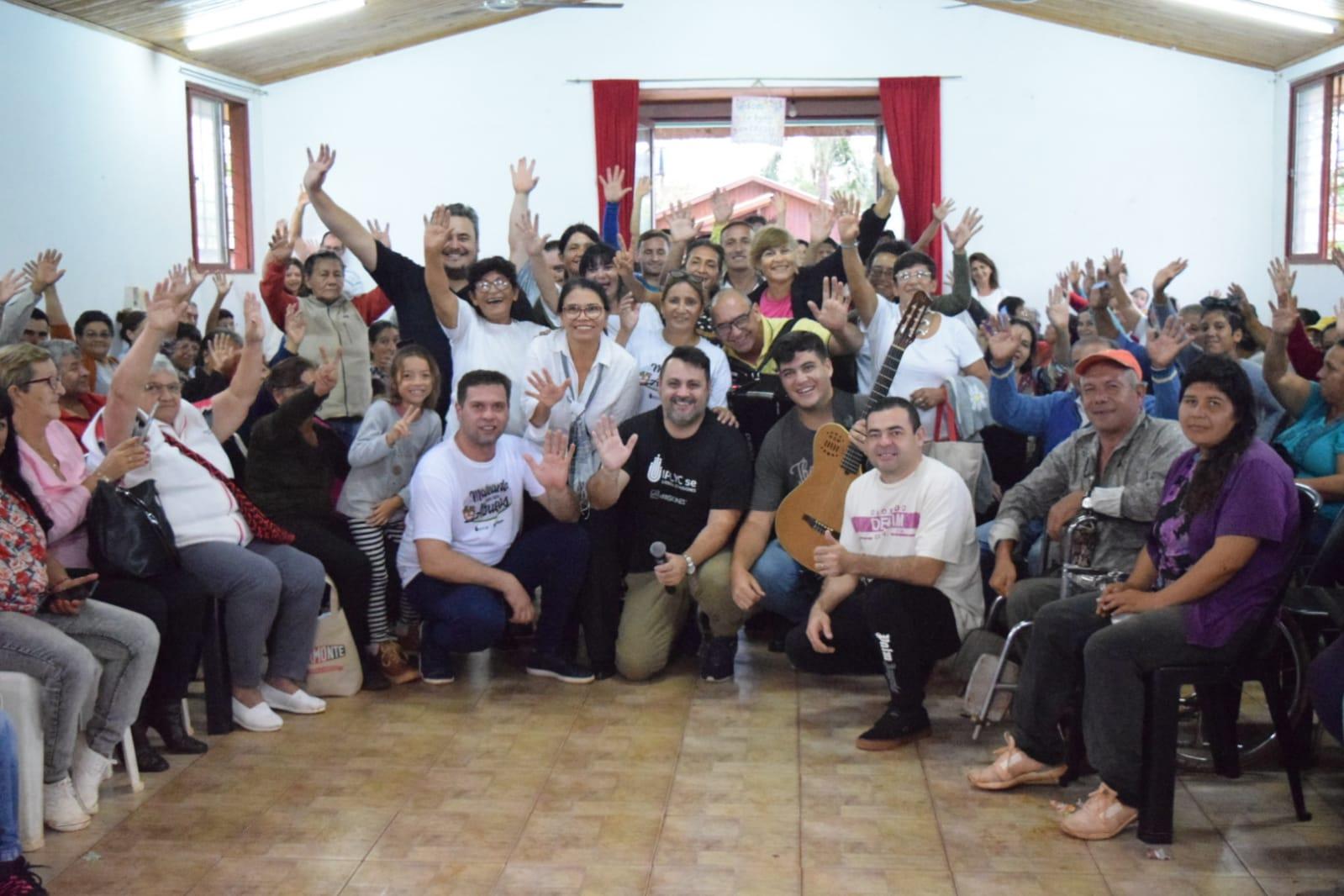 equipo de IPLyC Social mateando con los abuelos de Santa Ana.