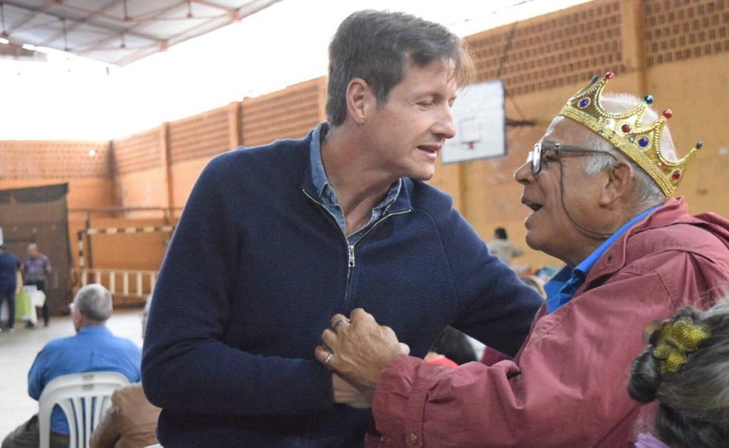 Héctor Decut saluda al abuelo elegido rey con su corona.